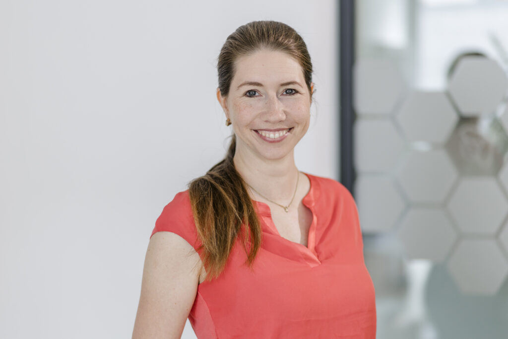 Tina Thieme l&auml;chelt in die Kamera.